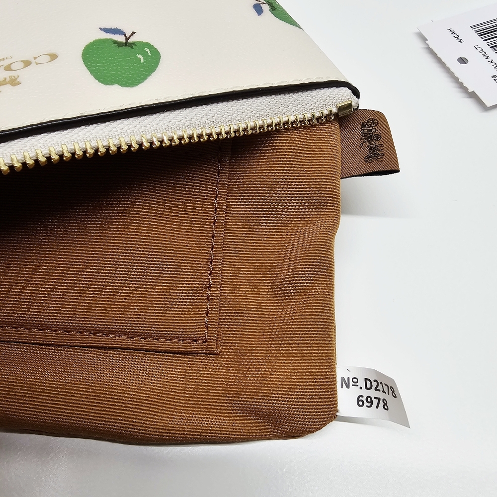 Coach Corner Zip Wristlet Green Apple Print D2178. Retails $78 - Picture 12 of 12